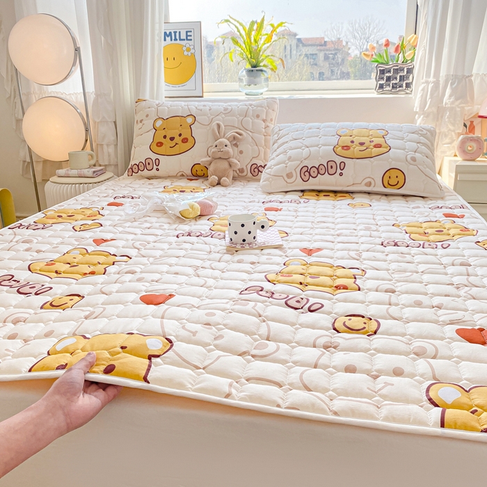 91家纺网 家纺一手货源 找家纺 鸣升家纺 2025新款全棉印花床垫 欢乐萌熊