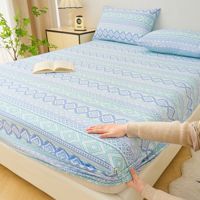 91家纺网 家纺一手货源 找家纺 棉乐町家居 2025新款锦柔老粗布印花床笠 蓝色恋格