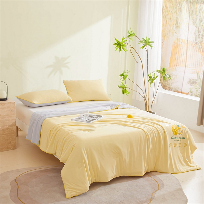 91家纺网 家纺一手货源 找家纺 恒畅 2024新款A类凉感丝纯色双拼柠檬夏被 柠檬-淡黄+浅灰