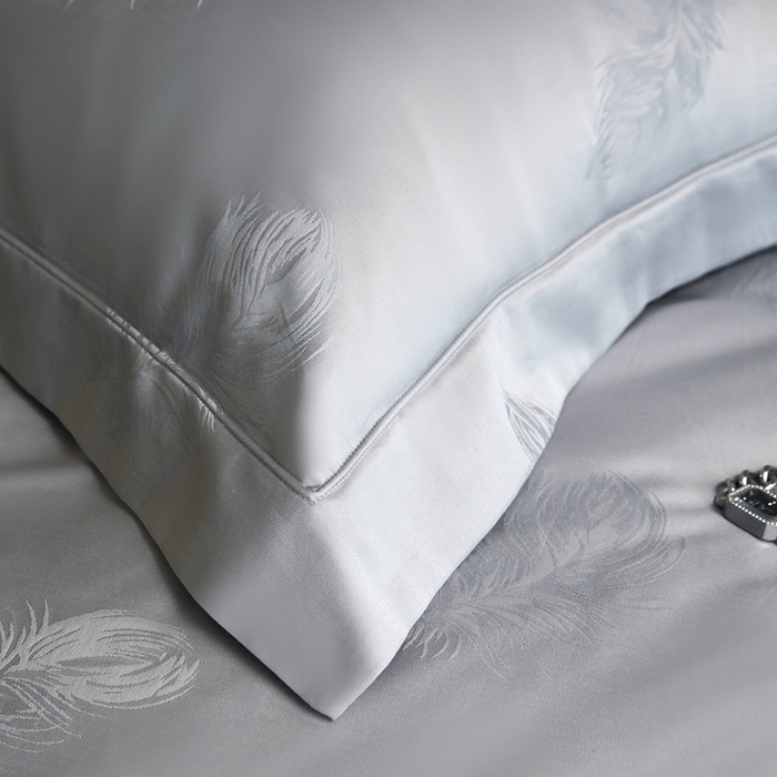 91家纺网 家纺一手货源 找家纺 淳绵家居 2025新款50*50S长绒棉贡缎提花手工立体埋绳工艺四件套（礼盒包装）飘羽（高级灰）