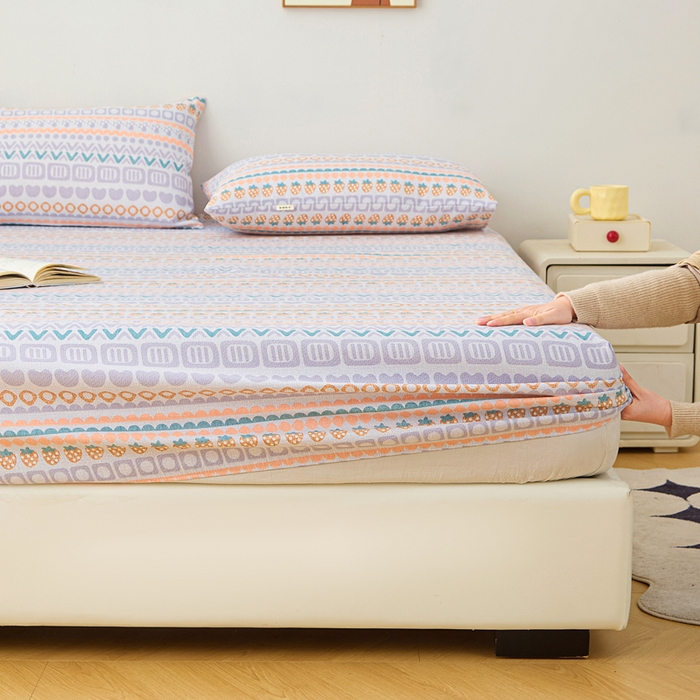 91家纺网 家纺一手货源 找家纺 棉乐町家居 2025新款锦柔老粗布印花床笠 草莓情