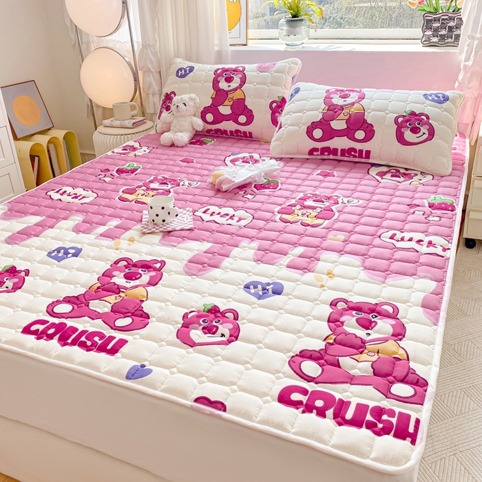 91家纺网 家纺一手货源 找家纺 鸣升家纺 2025新款全棉印花床垫 草莓熊宝