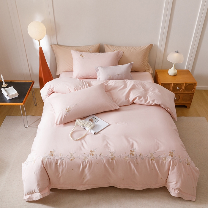 91家纺网 家纺一手货源 找家纺 艾莱家纺 2025新款A类水洗棉加厚绣花四件套-栀夏 栀夏-草莓奶粉