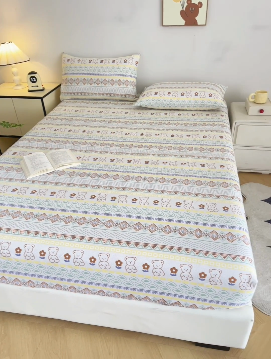 91家纺网 家纺一手货源 找家纺 棉乐町家居 2025新款锦柔老粗布印花床笠 条纹小熊