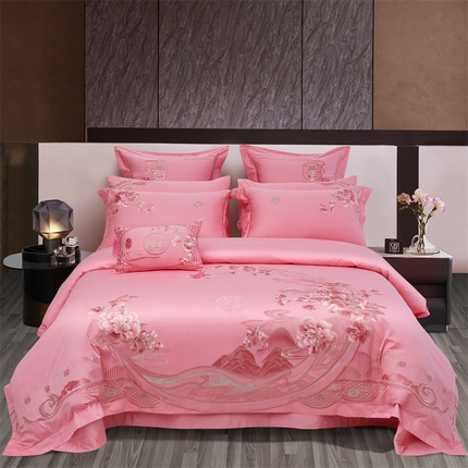 91家纺网 家纺一手货源 找家纺 美娘阁 2025新款长绒棉贡缎提花款新中式古典韵味精美刺绣粉色系婚庆四件套多件套 花香四溢(粉）