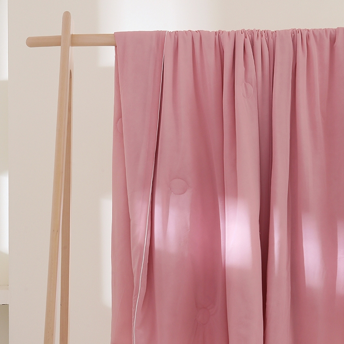 91家纺网 家纺一手货源 找家纺 梦恬佳 2025新款A类凉感丝夏凉被 纯色粉