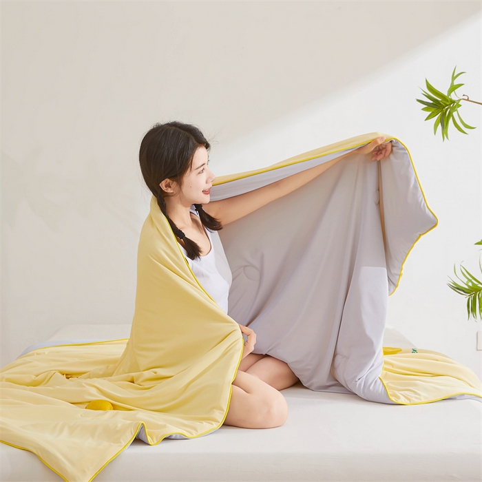 91家纺网 家纺一手货源 找家纺 恒畅 2024新款A类凉感丝纯色双拼柠檬夏被 柠檬-淡黄+浅灰