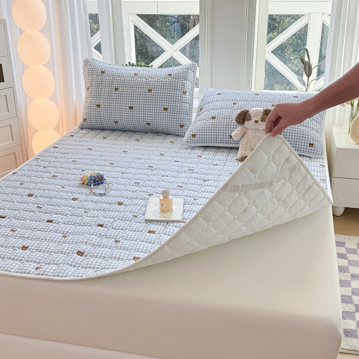 91家纺网 家纺一手货源 找家纺 鸣升家纺 2025新款全棉印花床垫 格子熊仔-蓝