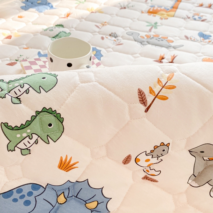 91家纺网 家纺一手货源 找家纺 鸣升家纺 2025新款全棉印花床垫 恐龙仔仔