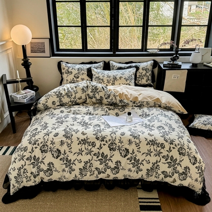 91家纺网 家纺一手货源 找家纺 宅家居 2025新款爆款轻法式赫本风复古印花13372纯棉四件套韩式黑色花边40支全棉三件套 茶花