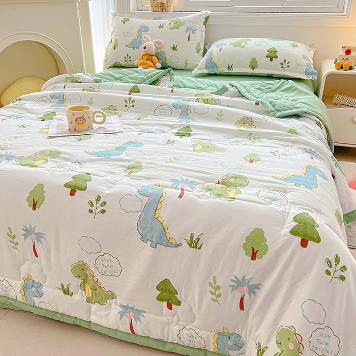 91家纺网 家纺一手货源 找家纺  2025新款A类新疆棉花夏凉被加宽包边水洗棉卡通印花吸湿透气棉花夏被空调被 凌香 恐龙