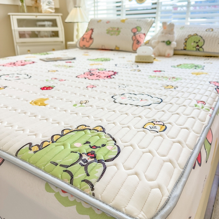 91家纺网 家纺一手货源 找家纺 世纪绒品 2026新款印花卡通床笠款乳胶凉席 小恐龙