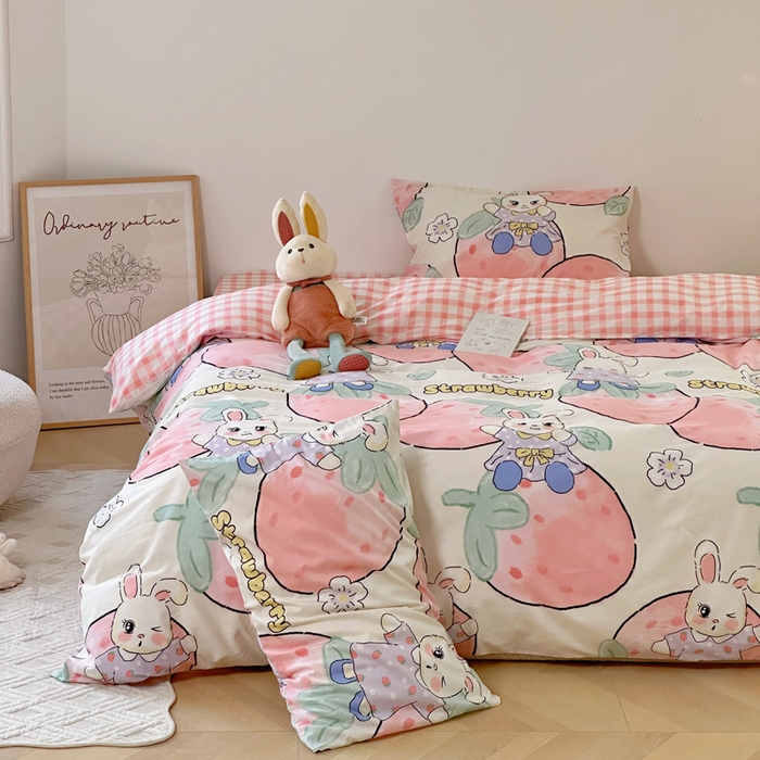 91家纺网 家纺一手货源 找家纺 2025春夏新款全棉小清新卡通碎花学生季三件套四件套 草莓兔