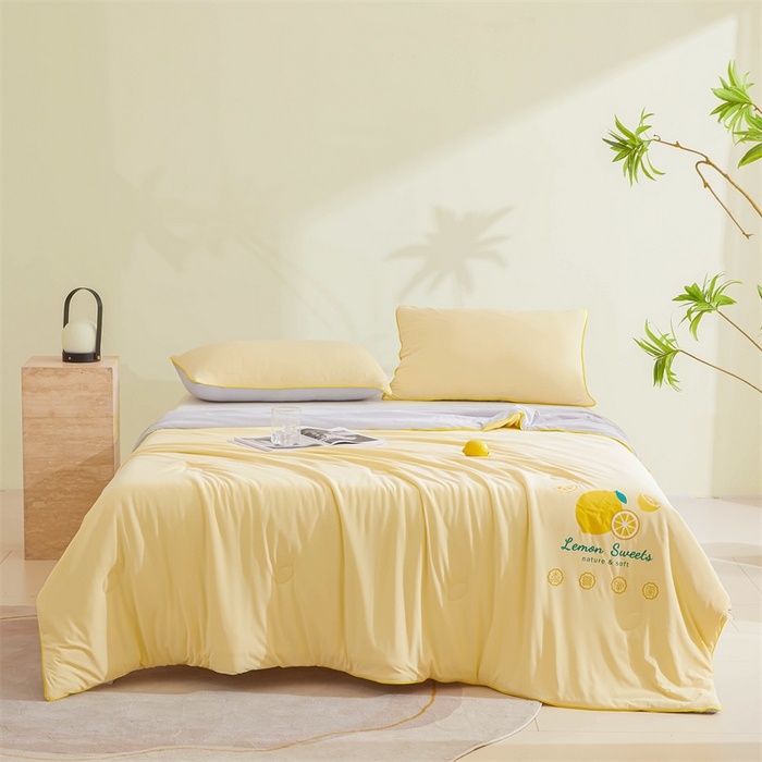 91家纺网 家纺一手货源 找家纺 恒畅 2024新款A类凉感丝纯色双拼柠檬夏被 柠檬-淡黄+浅灰
