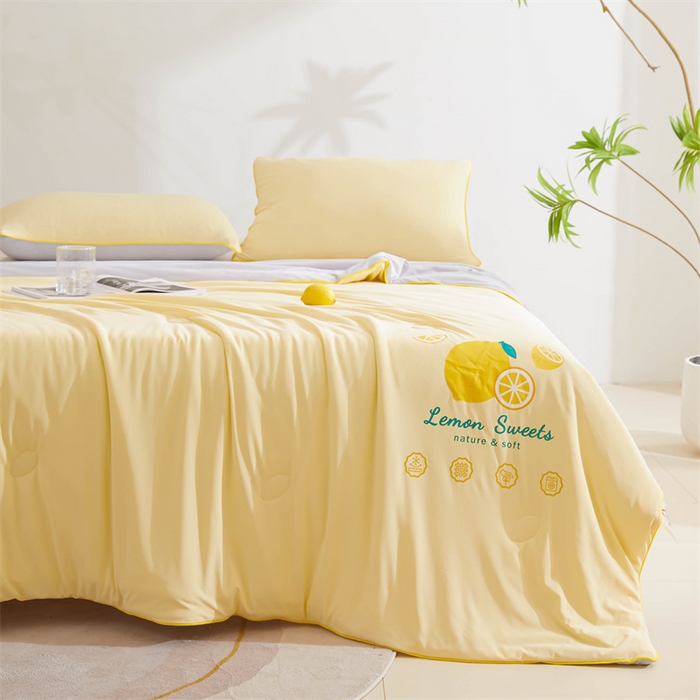 91家纺网 家纺一手货源 找家纺 恒畅 2024新款A类凉感丝纯色双拼柠檬夏被 柠檬-淡黄+浅灰