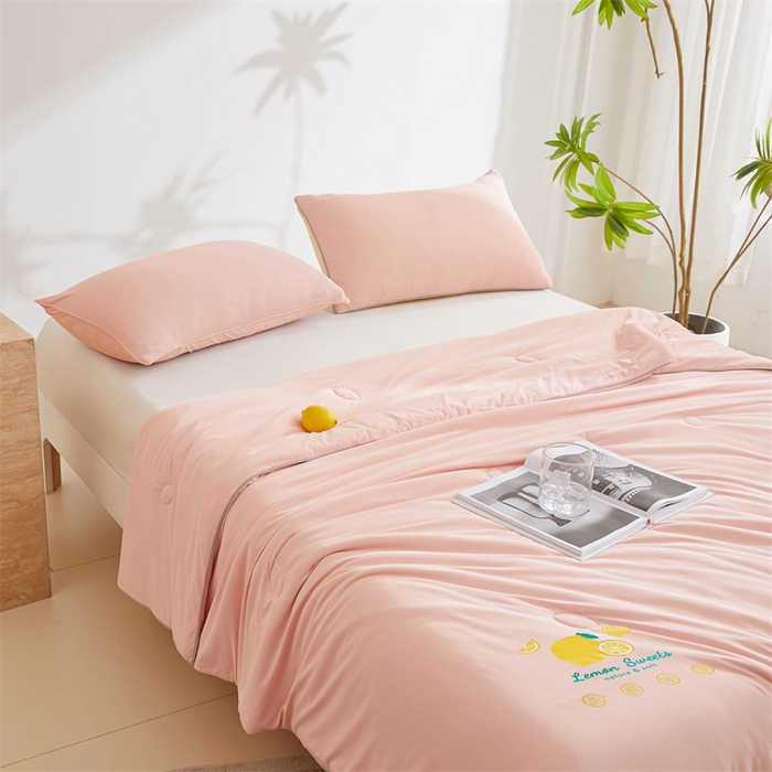 91家纺网 家纺一手货源 找家纺 恒畅 2024新款A类凉感丝纯色双拼柠檬夏被 柠檬-粉玉