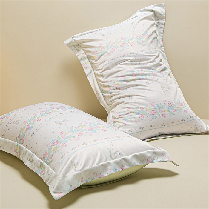 91家纺网 家纺一手货源 找家纺 笙意家纺 2025新款水洗真丝数码印花卡通枕套 花丛小兔