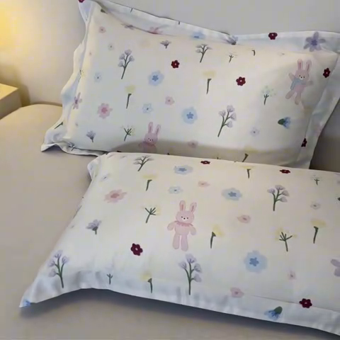 91家纺网 家纺一手货源 找家纺 笙意家纺 2025新款水洗真丝数码印花卡通枕套 幸运小兔