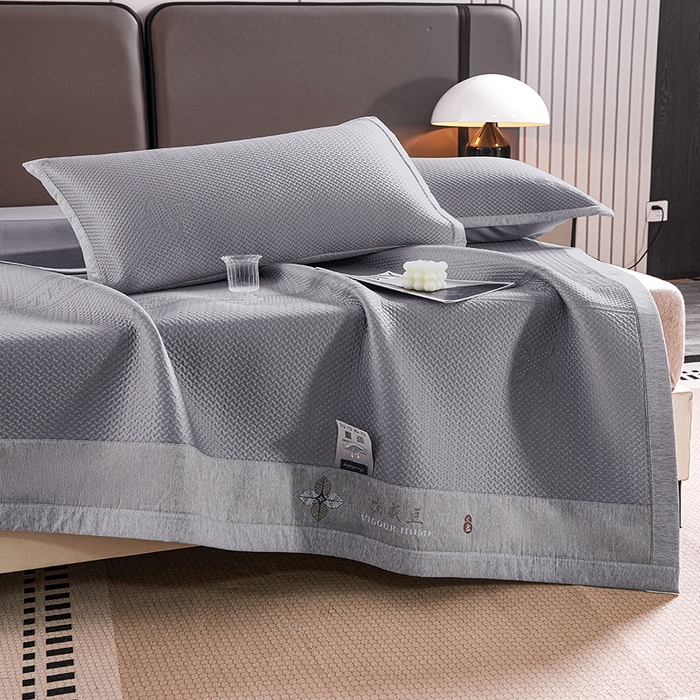 91家纺网 家纺一手货源 找家纺 青雅席业 2025年新款7A抗菌母婴级纯乙纶PE刺绣凉感丝豆豆席 四叶花-灰