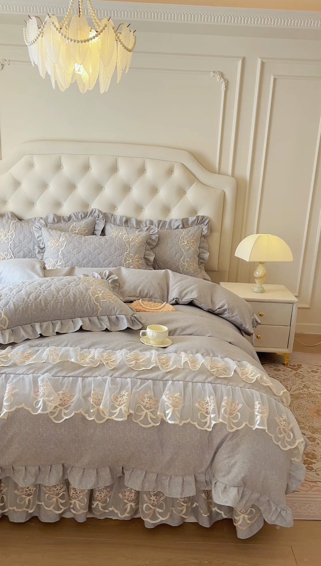 91家纺网 家纺一手货源 找家纺 网红馆 2025新款亲肤蕾丝花边床盖款四件套-美好生活 美好生活-月光灰