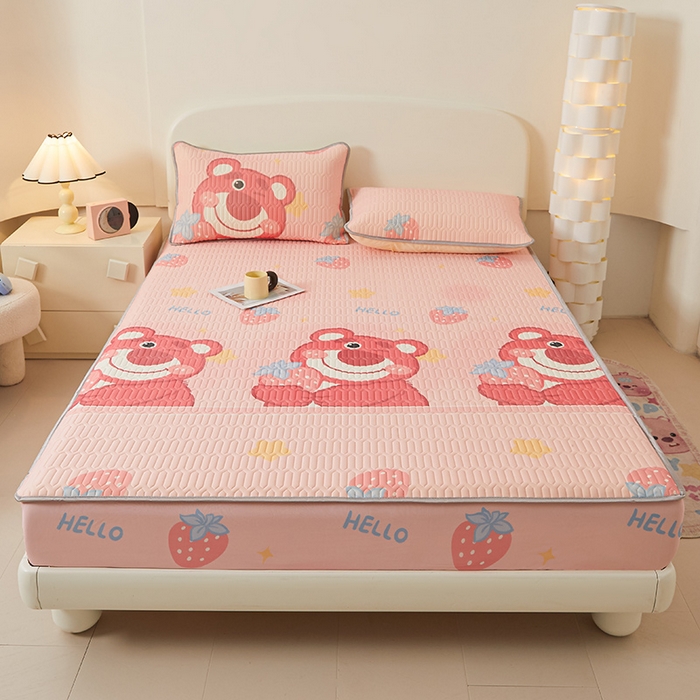 91家纺网 家纺一手货源 找家纺 伊人坊 2025新款A类凉感丝乳胶床笠凉席三件套 草莓熊