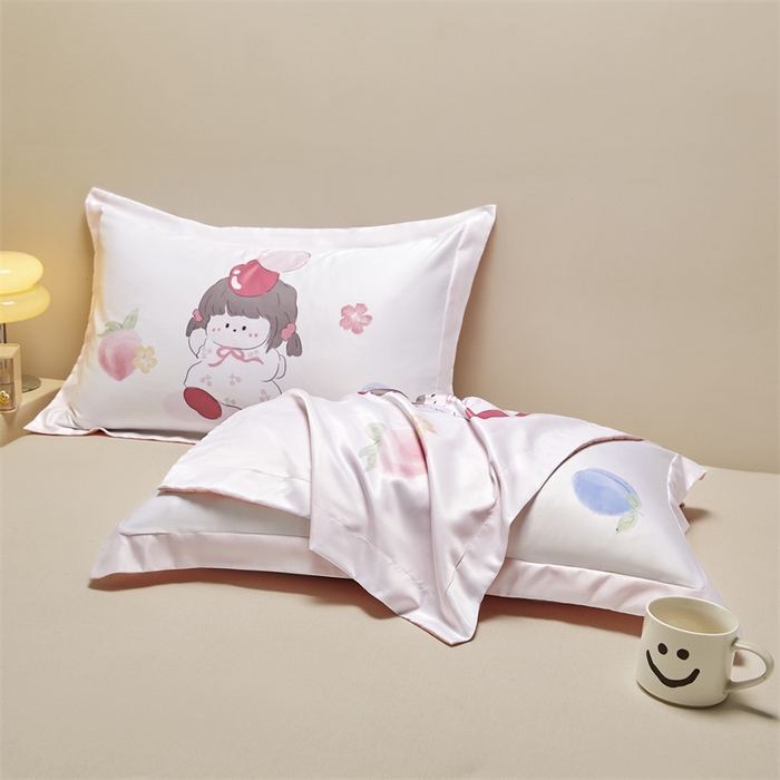 91家纺网 家纺一手货源 找家纺 笙意家纺 2025新款水洗真丝数码印花卡通枕套 樱桃女孩