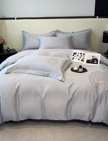 91家纺网 家纺一手货源 找家纺 金阳光 2025新款大花轻奢刺绣款水洗天丝四件套 挪威-绅士灰