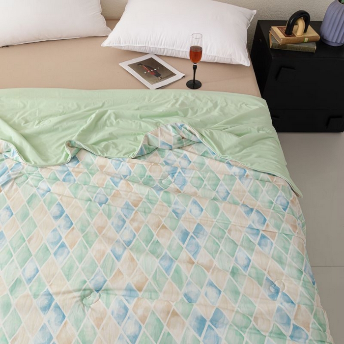 91家纺网 家纺一手货源 找家纺 睡棉坊 2025新款数码印花凉感丝水墨画系列夏被-场景二 媚格绿