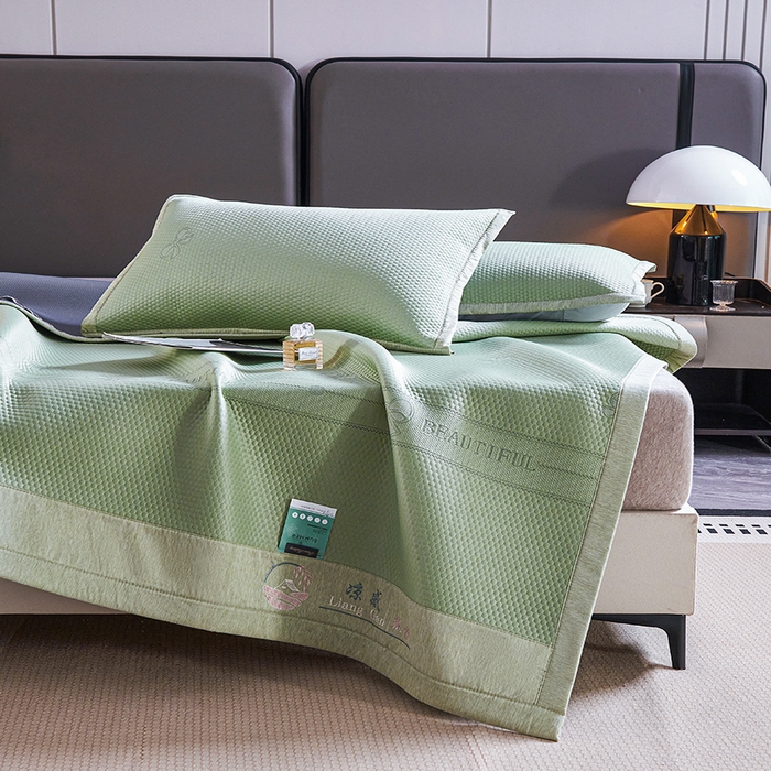 91家纺网 家纺一手货源 找家纺 青雅席业 2025年新款7A抗菌母婴级纯乙纶PE刺绣凉感丝豆豆席 蝴蝶结-绿