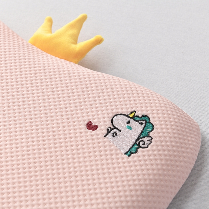 91家纺网 家纺一手货源 找家纺 小猫派2025新款凉感豆童趣护颈枕头枕芯-八字 八字爱心小马粉