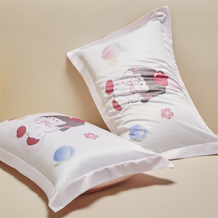 91家纺网 家纺一手货源 找家纺 笙意家纺 2025新款水洗真丝数码印花卡通枕套 樱桃女孩