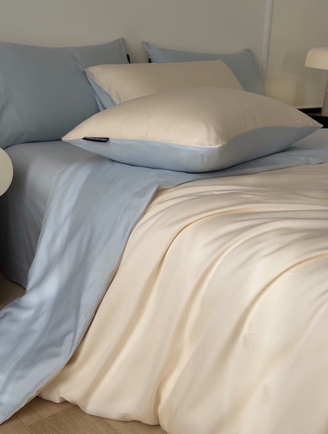 91家纺网 家纺一手货源 找家纺 笙意家纺 2025新款水洗真丝简约时尚四件套-简爱系列 简爱-奶昔白+天空蓝