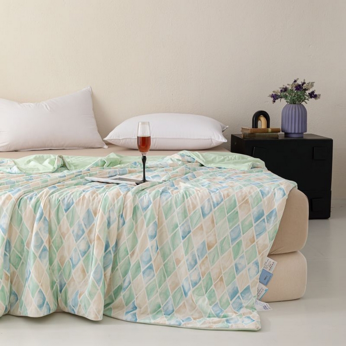 91家纺网 家纺一手货源 找家纺 睡棉坊 2025新款数码印花凉感丝水墨画系列夏被-场景二 媚格绿