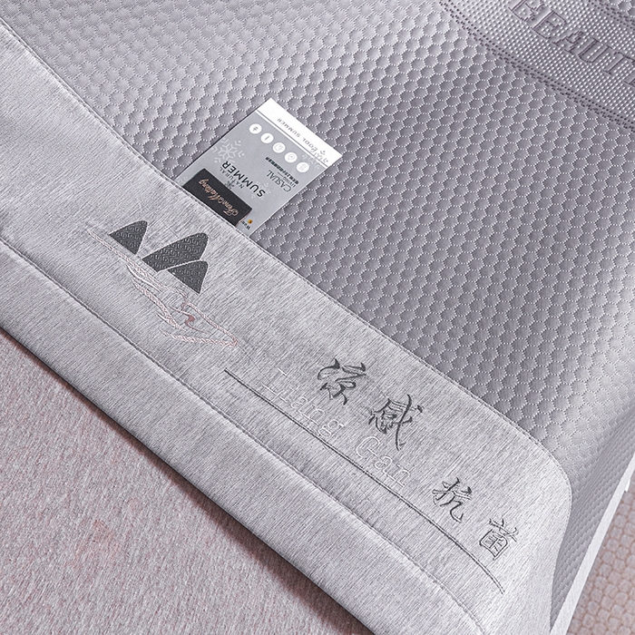 91家纺网 家纺一手货源 找家纺 青雅席业 2025年新款7A抗菌母婴级纯乙纶PE刺绣凉感丝豆豆席 蝴蝶结-灰