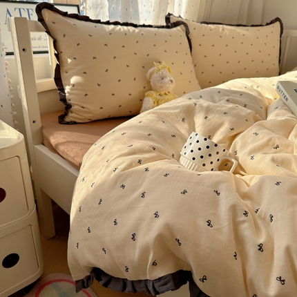 91家纺网 家纺一手货源 找家纺 盼季家纺 2025新款A类法式小清新皱皱纱花边蕾丝水洗棉床上四件套宿舍床笠三件套 皱皱纱花边-蝴蝶结米