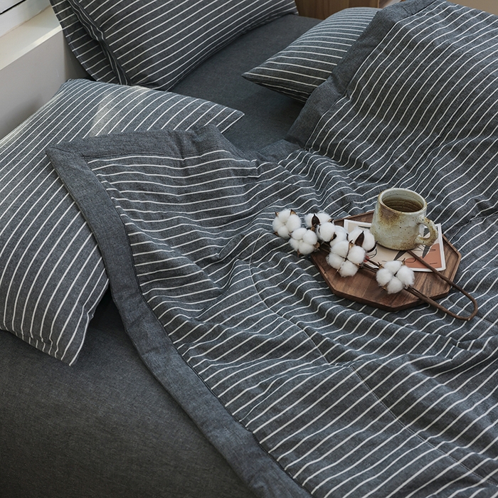 91家纺网 家纺一手货源 找家纺 柠萌家居 2025新款全棉色织水洗棉棉花夏被四件套里外全棉 夏凉被被子被芯 中条纹深灰