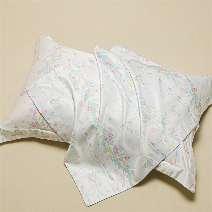 91家纺网 家纺一手货源 找家纺 笙意家纺 2025新款水洗真丝数码印花卡通枕套 花丛小兔