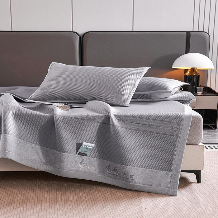 91家纺网 家纺一手货源 找家纺 青雅席业 2025年新款7A抗菌母婴级纯乙纶PE刺绣凉感丝豆豆席 蝴蝶结-灰