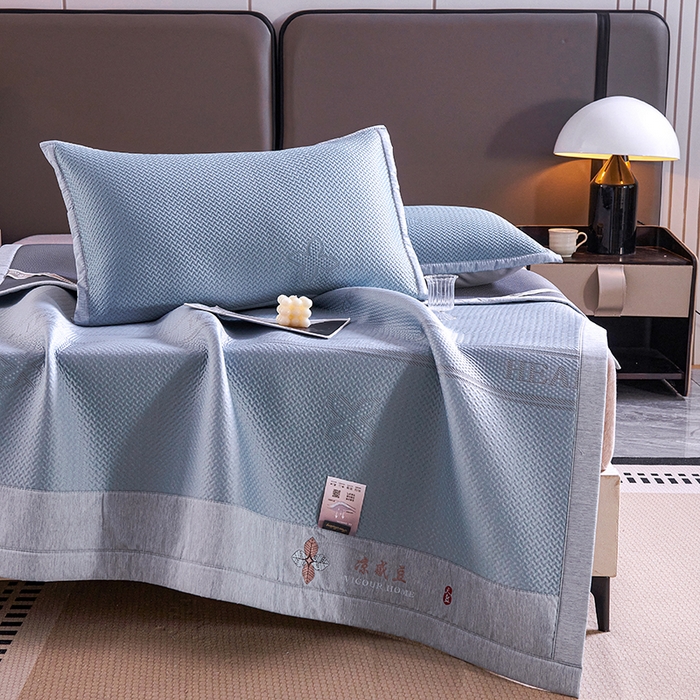 91家纺网 家纺一手货源 找家纺 青雅席业 2025年新款7A抗菌母婴级纯乙纶PE刺绣凉感丝豆豆席 四叶花-蓝