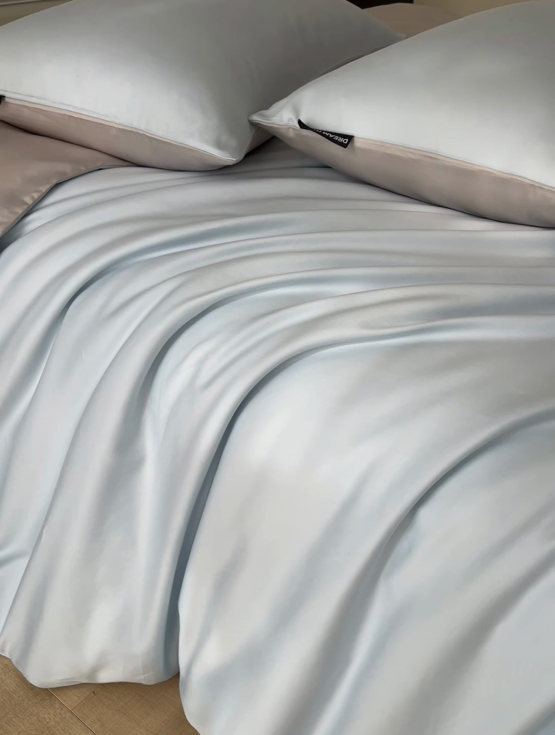 91家纺网 家纺一手货源 找家纺 笙意家纺 2025新款水洗真丝简约时尚四件套-简爱系列 简爱-天空蓝+山灰