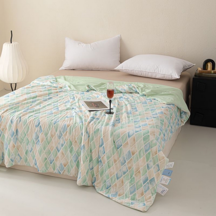 91家纺网 家纺一手货源 找家纺 睡棉坊 2025新款数码印花凉感丝水墨画系列夏被-场景二 媚格绿