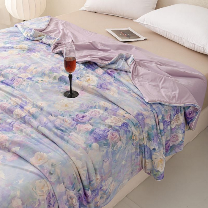 91家纺网 家纺一手货源 找家纺 睡棉坊 2025新款数码印花凉感丝水墨画系列夏被-场景二 迷香紫