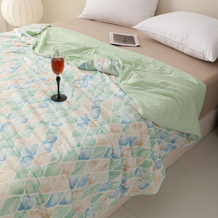 91家纺网 家纺一手货源 找家纺 睡棉坊 2025新款数码印花凉感丝水墨画系列夏被-场景二 媚格绿