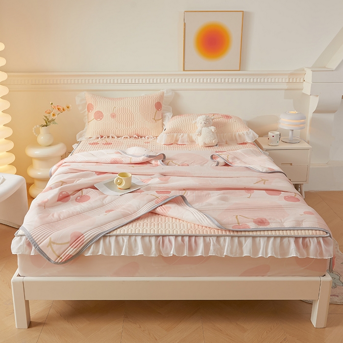 91家纺网 家纺一手货源 找家纺 伊人坊 2025新款A类凉感丝乳胶床笠凉席三件套-花边款 花边-甜甜樱桃