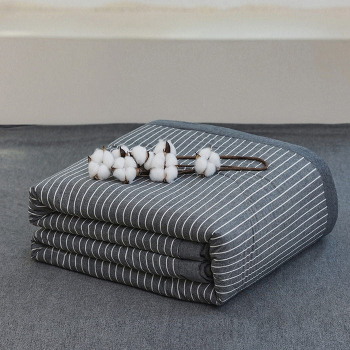 91家纺网 家纺一手货源 找家纺 柠萌家居 2025新款全棉色织水洗棉棉花夏被四件套里外全棉 夏凉被被子被芯 中条纹深灰