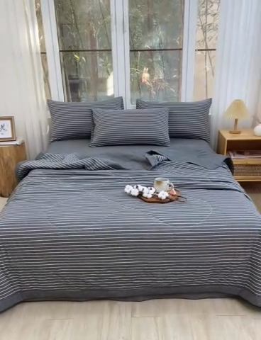 91家纺网 家纺一手货源 找家纺 柠萌家居 2025新款全棉色织水洗棉棉花夏被四件套里外全棉 夏凉被被子被芯 中条纹深灰