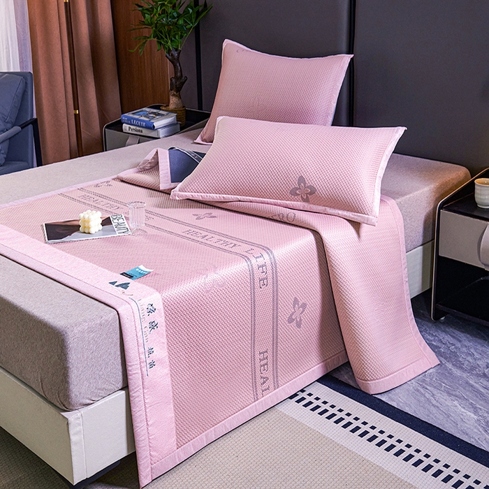 91家纺网 家纺一手货源 找家纺 青雅席业 2025年新款7A抗菌母婴级纯乙纶PE刺绣凉感丝豆豆席 四叶花-粉