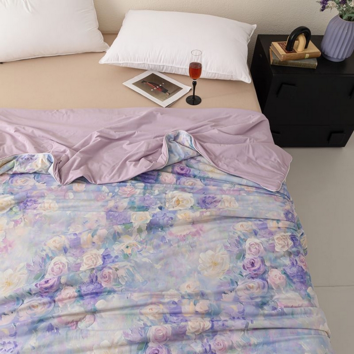 91家纺网 家纺一手货源 找家纺 睡棉坊 2025新款数码印花凉感丝水墨画系列夏被-场景二 迷香紫