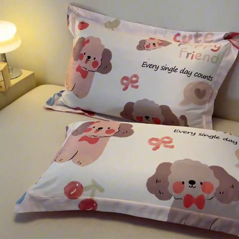 91家纺网 家纺一手货源 找家纺 笙意家纺 2025新款水洗真丝数码印花卡通枕套 快乐小狗