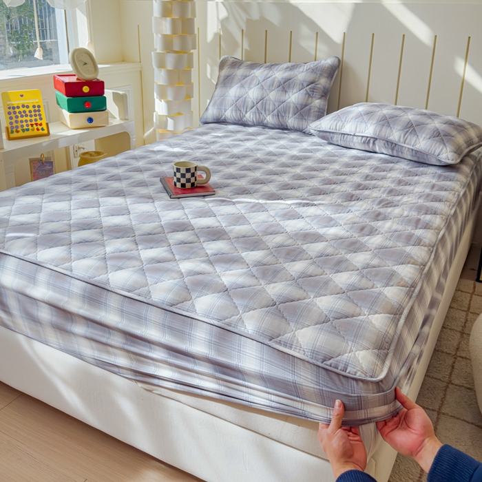 91家纺网 家纺一手货源 找家纺 U品汇 2025新款A类全棉夹棉防水床笠床罩单件隔尿透气床垫加厚防尘可水洗保护套 摩卡条纹-蓝